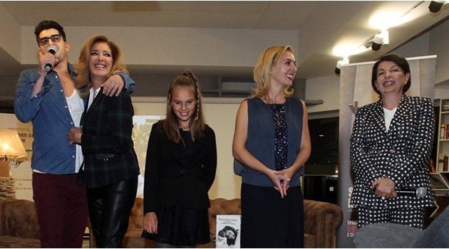 Синът на Катето Евро - Александър Кадиев поздравява своята майка за първата й книга. На снимката са (от дясно наляво) Милена Попова и Диляна Шингарова, които са помогнали за написването на книгата.