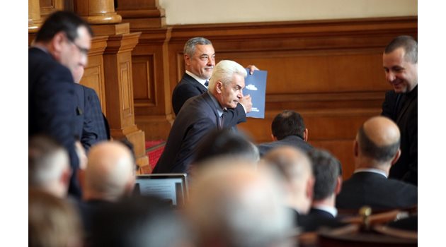 Валери Симеонов показва в пленарна зала на парламента току-що подписаното споразумение