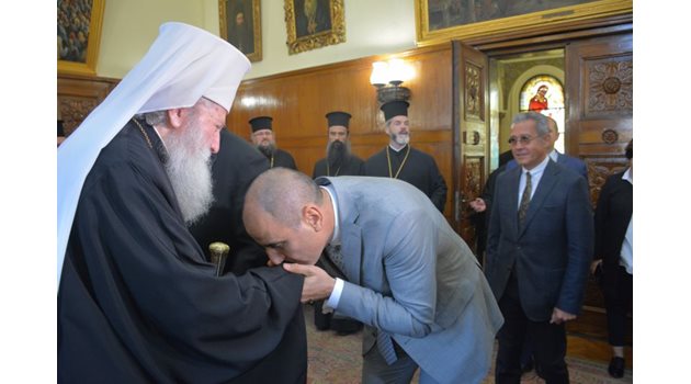 Цветан Цветанов целува ръка на патриарх Неофит при срещата на вносителите на спорния законопроект в Светия синод.