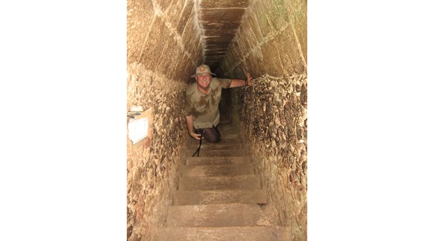 Неуморният пътешественик в тунела на пирамидата в Чиченица