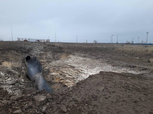 Разцепеният участък на газопровода е изрязан, на негово място ще се заварява нова тръба.