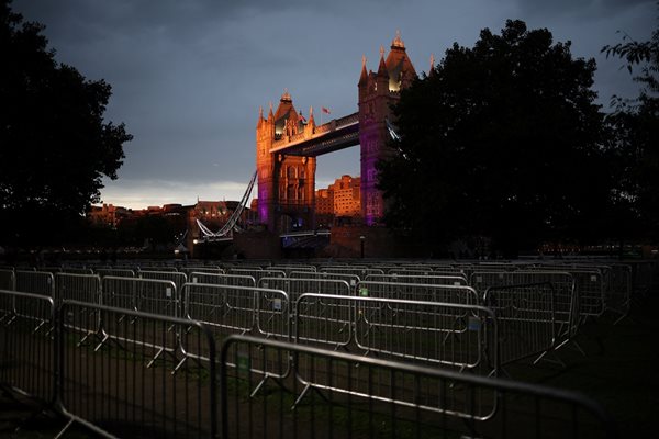 An empty section for those waiting to pay their respects to the Queen of England outside Tower Bridge