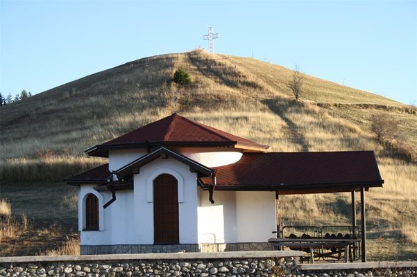 Всички параклиси в района на Момчиловци не се заключват. Всеки може да влиза в тях по всяко време. Местните твърдят, че никой не краде.