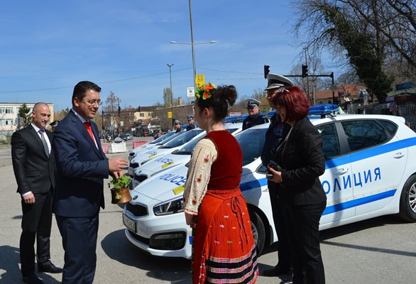 В четвъртък вътрешният министър Пламен Узунов връчи ключовете от нови патрулки на полицията във Видин.