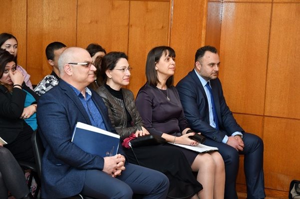 Боряна Димитрова от ВСС /втората отляво/, председателят на Бургаския окръжен съд Росица Темелкова и магистрати наблюдават процеса.