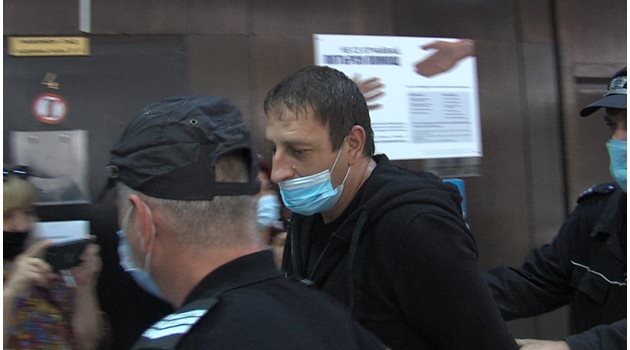 Орлин Соколов в съда за мярката му за неотклонение за палежа на комплекс "Купола" в Благоевград.