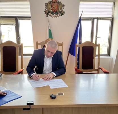 Съдия Габриел Русев подписва документите за работа като съдия.