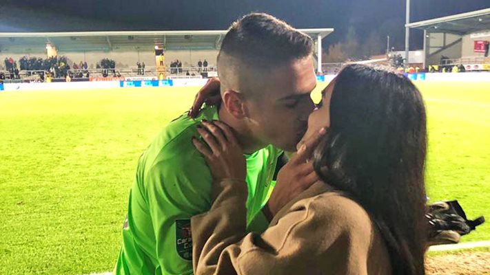 Дъщерята на Гущеров Мартина целува страстно Димитър преди мач