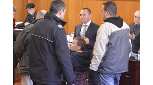 Миню Стайков дойде и днес в Апелативния специализиран съд в инвалидна количка. СНИМКА: “КАНАЛ 3”