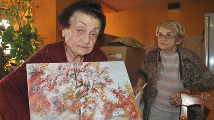 Старицата има подкрепа от дъщеря си / Снимки: Цанко Цанев