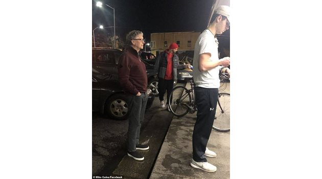 63-годишният милиардер Бил Гейтс чака на опашка за бургери в Сиатъл.  СНИМКА: ФЕЙСБУК