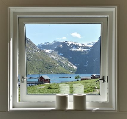 През прозорец на къща в норвежко селище