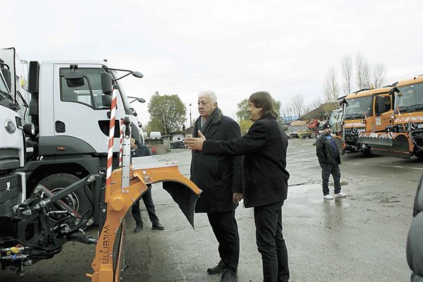 Кметът Здравко Димитров лично инспектира новата сметопочистваща техника. Снимки: Чистота