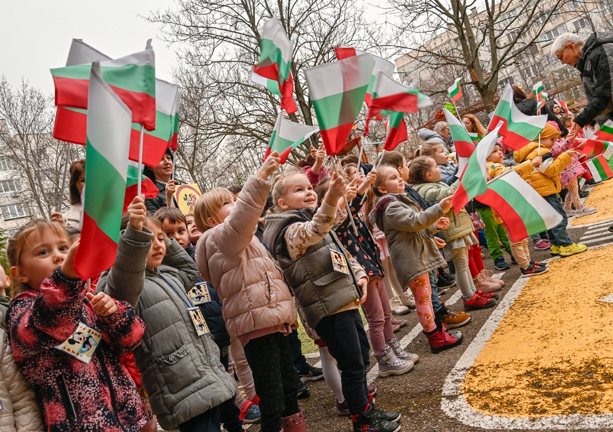 Дечица от столична градина направиха 30-метрово българско знаме