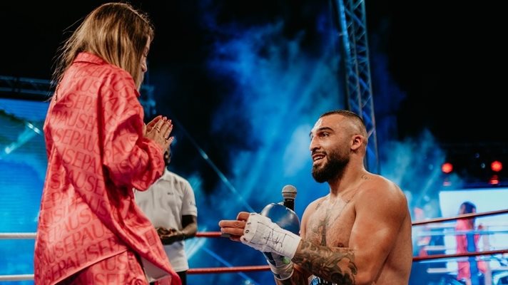 Кикбоксьор се сгоди на ринга във Варна