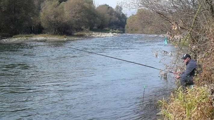 Река Струма потече в червено