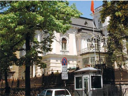 Между Виенската сладкарница и Ректората е резиденцията на турския посланик. 
