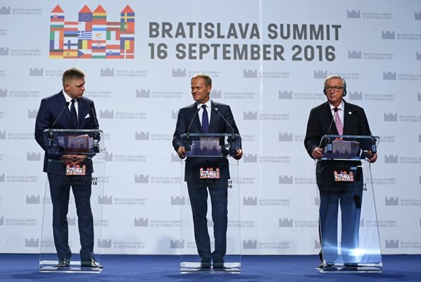 Словашкият премиер Роберт Фицо (от ляво на дясно), председателят на Европейския съвет Доналд Туск и шефът на Еврокомисията Жан-Клод Юнкер съобщават резултатите от срещата. СНИМКА: РОЙТЕРС