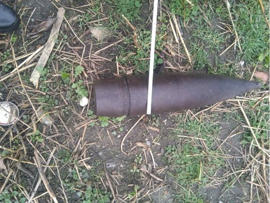 Това е невзривеният боеприпас, открит по-рано в град Крън. Снимка: Министерство на отбраната