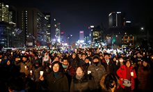 Протестиращи срещу настоящия президент на Южна Корея