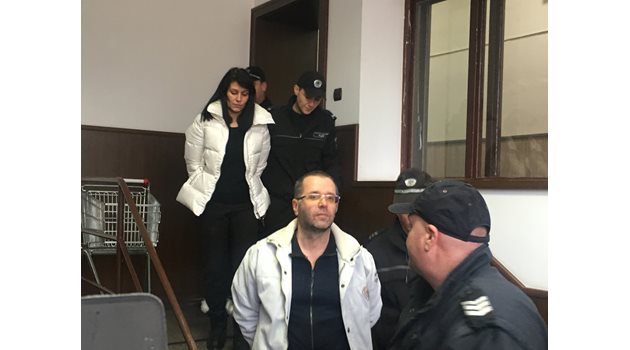 Стойчо и Ива Ваневи влизат в пловдивския съд. Снимки: Авторът