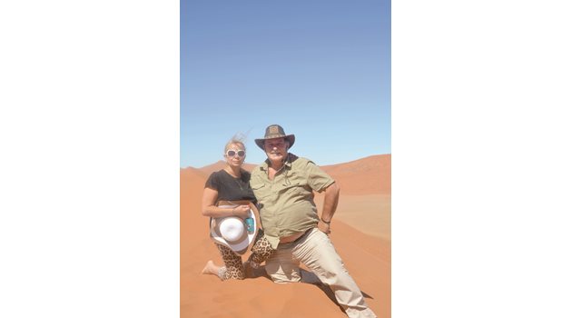Минчев и съпругата му Натали в пустинята