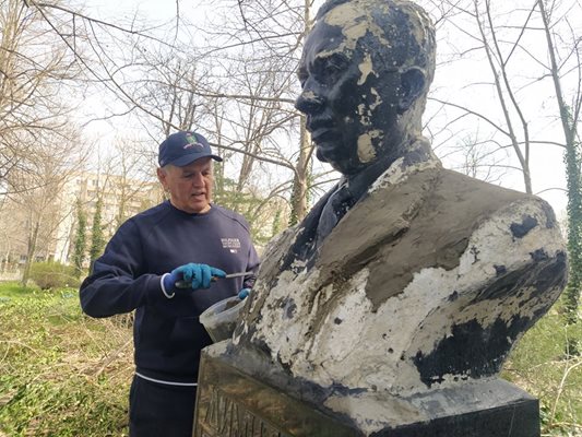 Почетният консул на Украйна и бизнесмен Димитър Георгиев реставрира паметника на Димитър Кудоглу.
