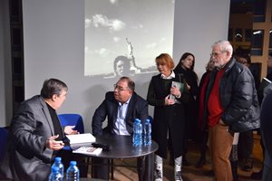 Димитър Луджев събра част от героите на книгата си "Революцията 1989 - 1990. В Пантеона на времето"