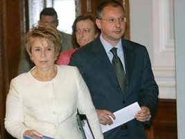 Социалният министър Емилия Масларова и премиерът Станишев обясниха новите възможности за работа, които се отварят с пари от ЕС. 
СНИМКА: БТА