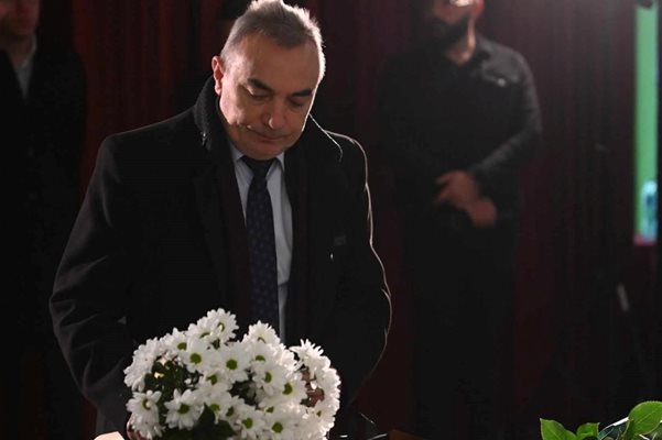 Министър Кръстю Кръстев дойде с бели цветя
Снимка: Йордан СИМЕОНОВ