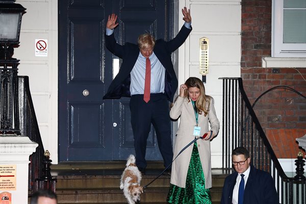 Борис Джонсън се радва с приятелката си Кари Симъндс на изборната победа. Въпреки че е бивш пиар на консерваторите, тя избягваше публично да се показва с него по време на кампанията. Пътуваше сама с кучето им из страната, за да подкрепя жени, кандидати за депутати.