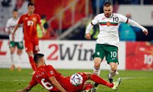 Освиркаха "Мила родино" в Скопие, червен картон за домакините, България води 1:0 (обновява се)