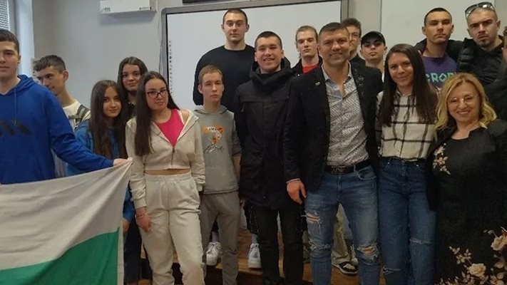 Тервел говори с учениците за българската история
Снимки: Фейсбук