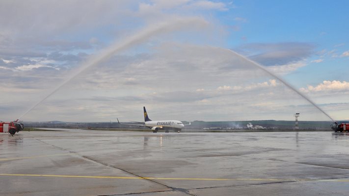 Бургаското летище вече откри летния сезон с редовен полет от Полша на 26 март - две седмици по-рано от обичайното. Пътниците бяха посрещнати с атрактивна водна арка, ръчни сладки и мускалчета с розово масло.