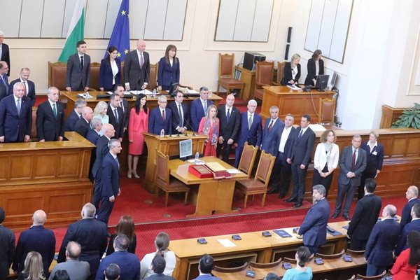 Новото правителство с премиер Николай Денков се закле, след като получи подкрепата на 132-ма депутати.