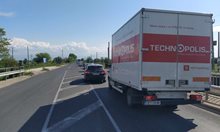 Моторист катастрофира на пътя Карлово-Пловдив, тапата започва преди Граф Игнатиево (Снимки)
