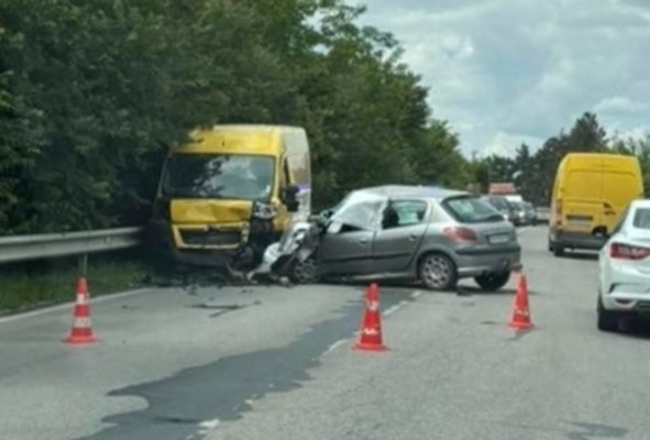 Мъж загина при жесток челен удар между микробус и кола на пътя Плевен Ловеч 7437