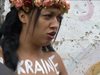 Активистка на FEMEN удря с чук Берлинска стена пред германско посолство (видео)