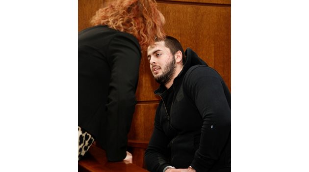 Йоан Матев разговаря с адвокатката си преди делото.