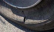 Неизвестни нарязаха гумите на 11 автомобила във Варна

