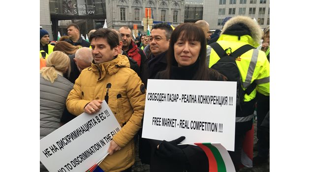 Филиз Хюсменова държи плакат "Свободен пазар, реална конкуренция"