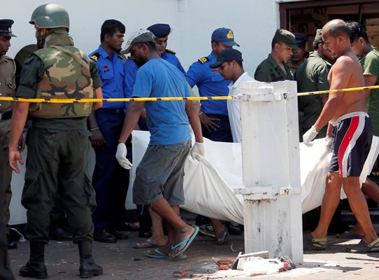 Медици изнасят телата на загинали при атаката срещу черква в Коломбо.