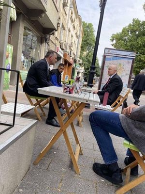 Главният прокурор Иван Гешев, окръжният Румен Попов и битият търговец на чорапи на кафе в Пловдив
Снимки Атанас Атанасов, фейсбук