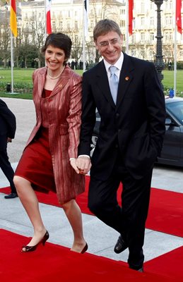 Бившият унгарски премиер Ференц Гюрчани и жена му Клара Добрев на среща на върха на НАТО през 2009 г.

