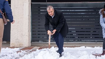 Вижте как кмет сам рине снега пред общината (Снимки)