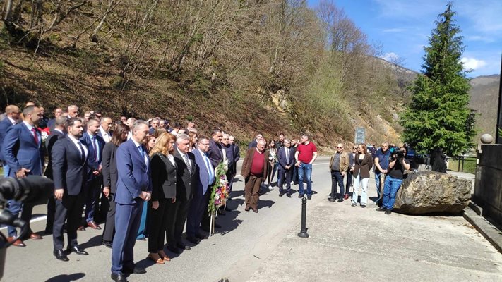 Илияна Йотова с още български, сръбски и черногорски политици пред мемориала на загиналите деца