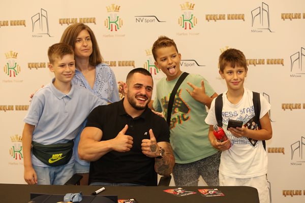 Carlos Nassar is photographed with young and old fans, but the special meeting. PHOTOS: VELISLAV NIKOLOV AND YORDAN SIMEONOV