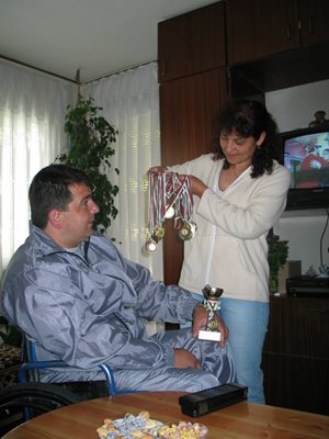 Съпругата на Мустафа - Милка, показва медалите му от европейски и световни първенства.