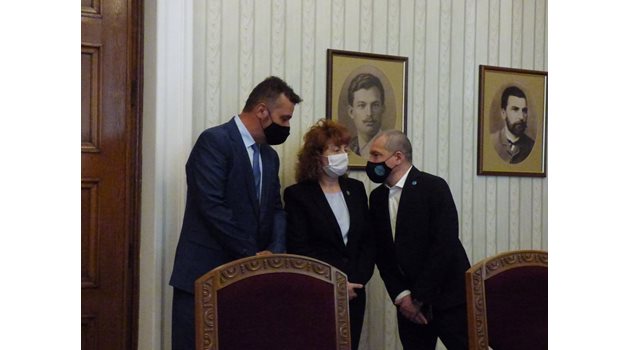 Председателят на групата на ИТН Тошко Йорданов заедно със своите заместници Виктория Василева и Филип Станев (от дясно на ляво)