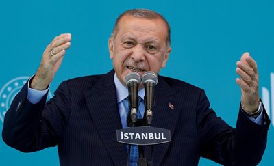 Турският президент отдавна налага на Централната банка понижение на лихвените проценти.

 СНИМКА: Снимки: Ройтерс
